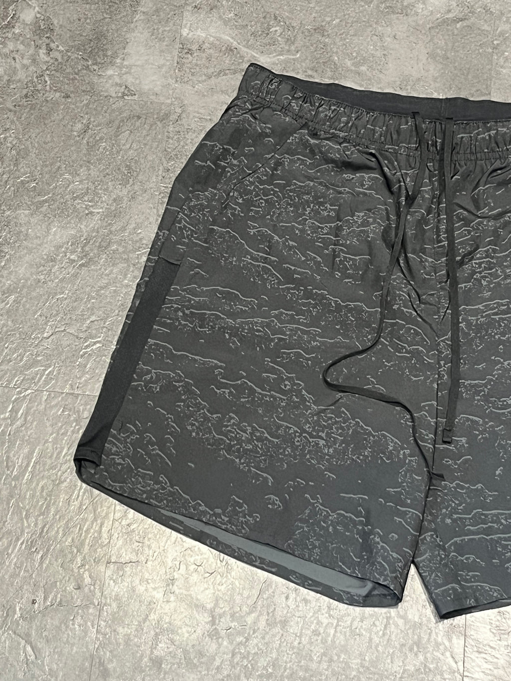 Wavy Black / Silver Nike Men’s Dri Fit Challenger 7” Running Shorts