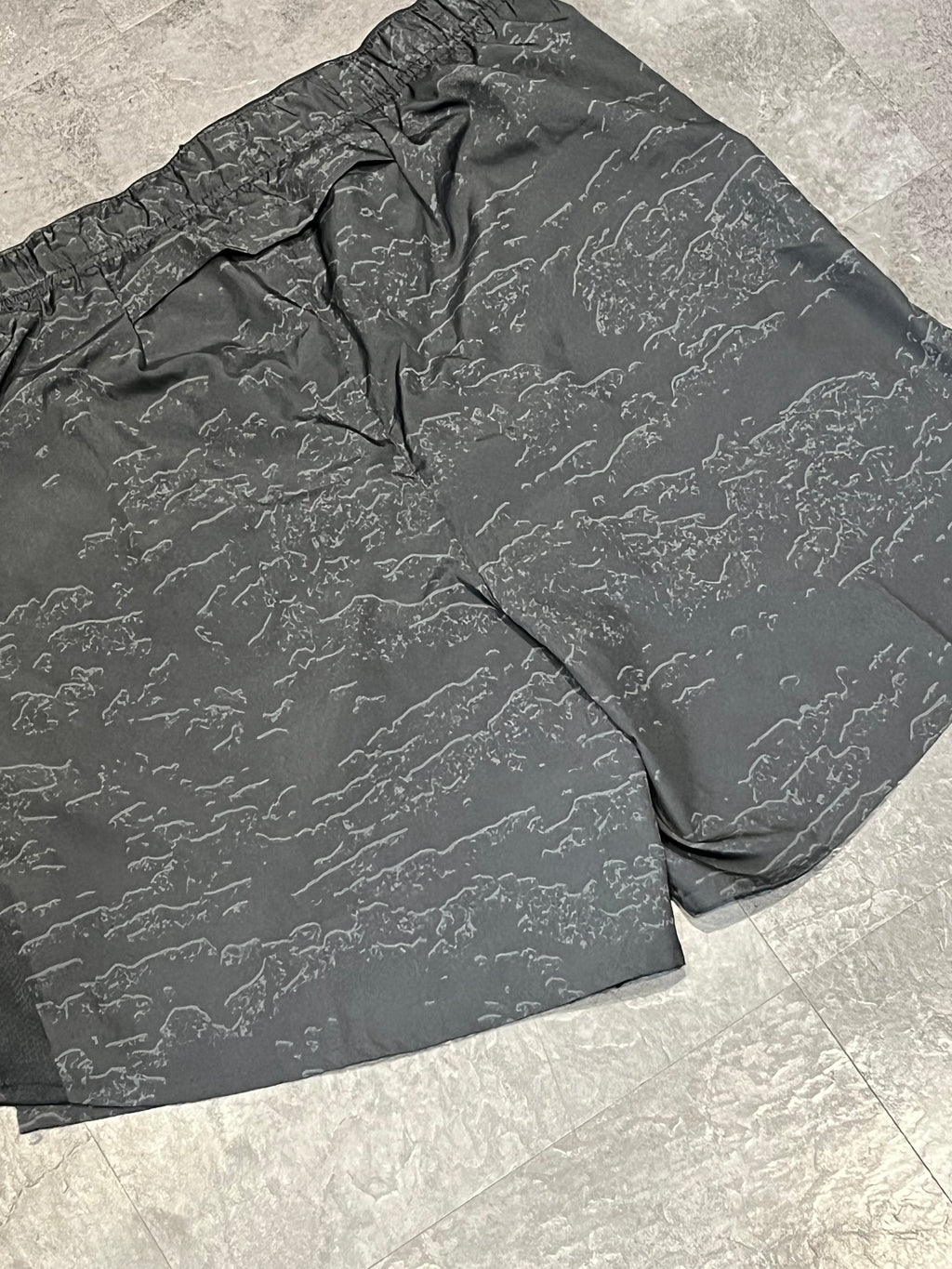 Wavy Black / Silver Nike Men’s Dri Fit Challenger 7” Running Shorts