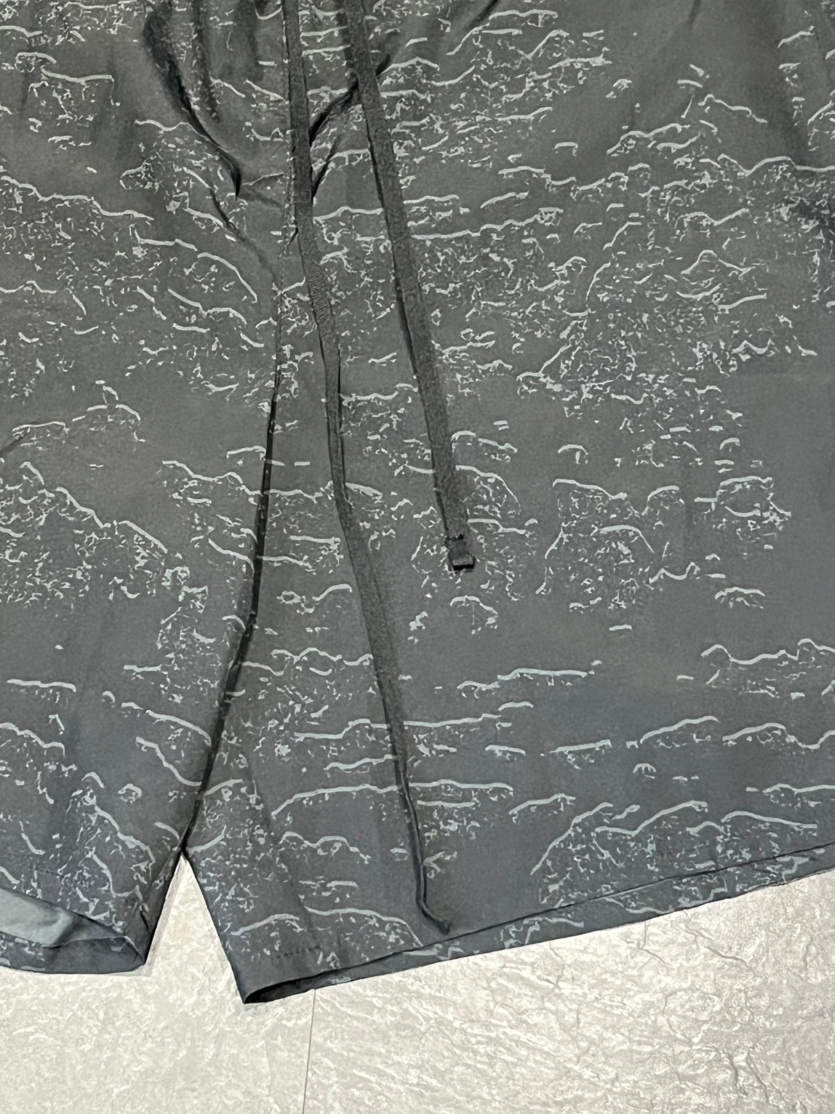 Wavy Black / Silver Nike Men’s Dri Fit Challenger 7” Running Shorts