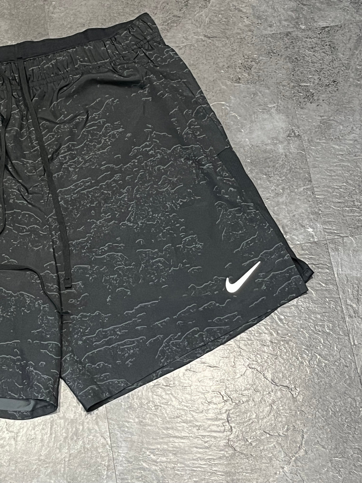 Wavy Black / Silver Nike Men’s Dri Fit Challenger 7” Running Shorts