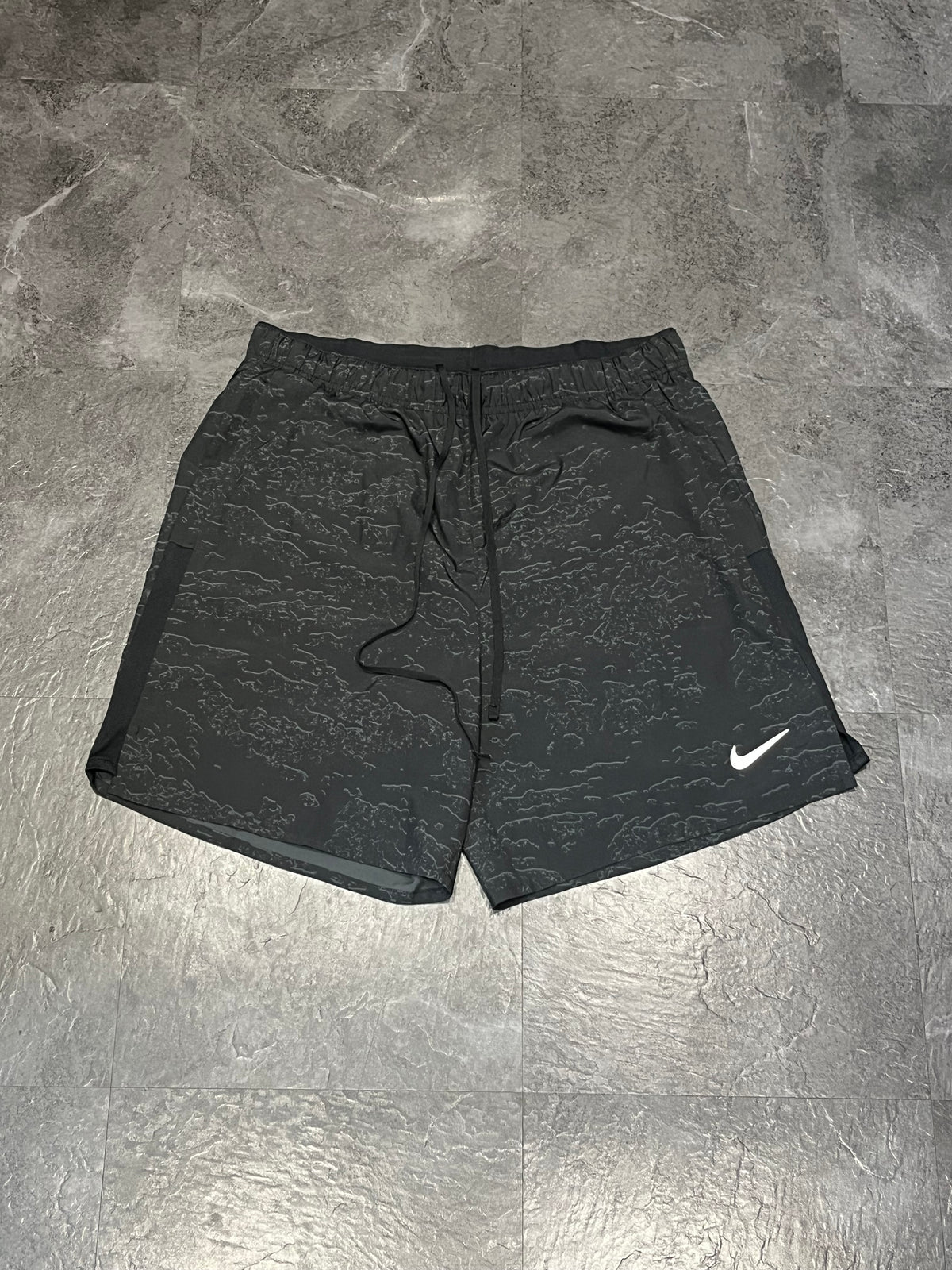 Wavy Black / Silver Nike Men’s Dri Fit Challenger 7” Running Shorts