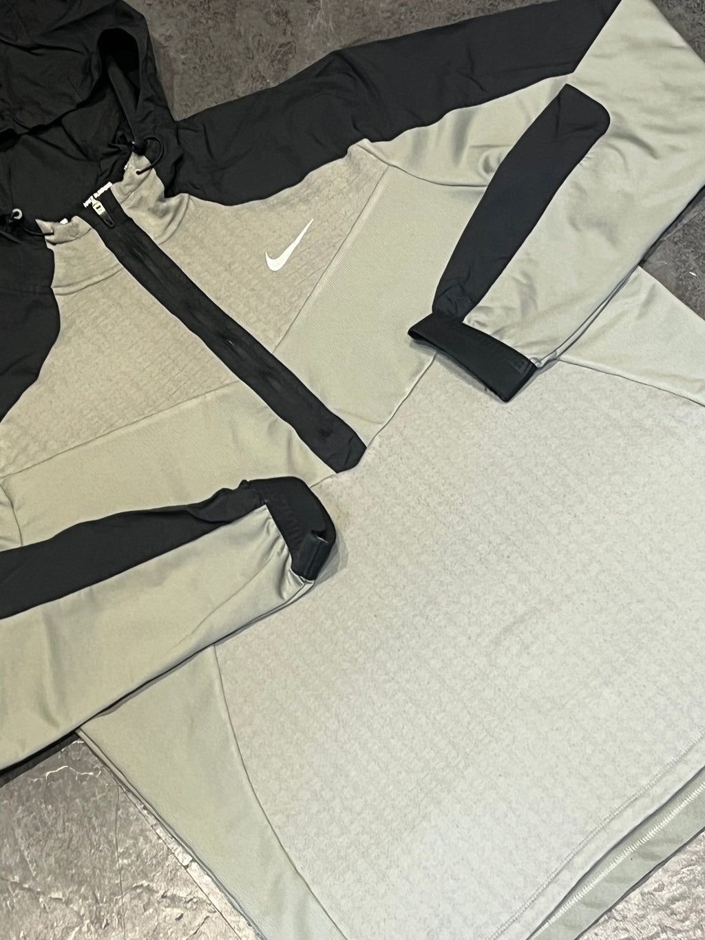 Dark Stucco / Beige & Black Nike Men’s Dri Fit Phenom Elite 1/2 Zip Top