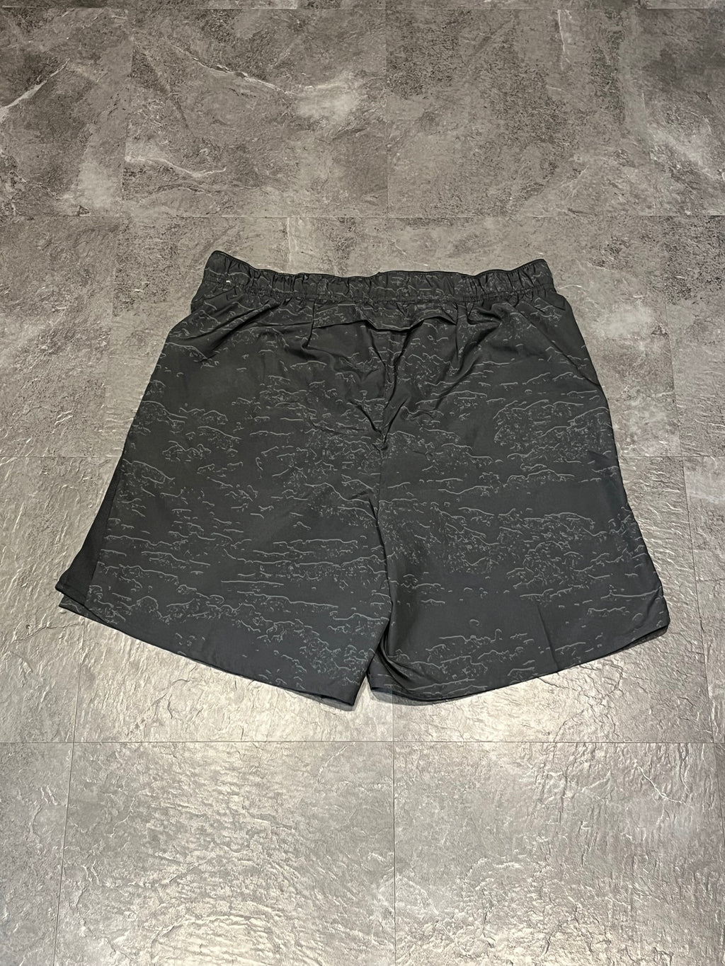 Wavy Black / Silver Nike Men’s Dri Fit Challenger 7” Running Shorts